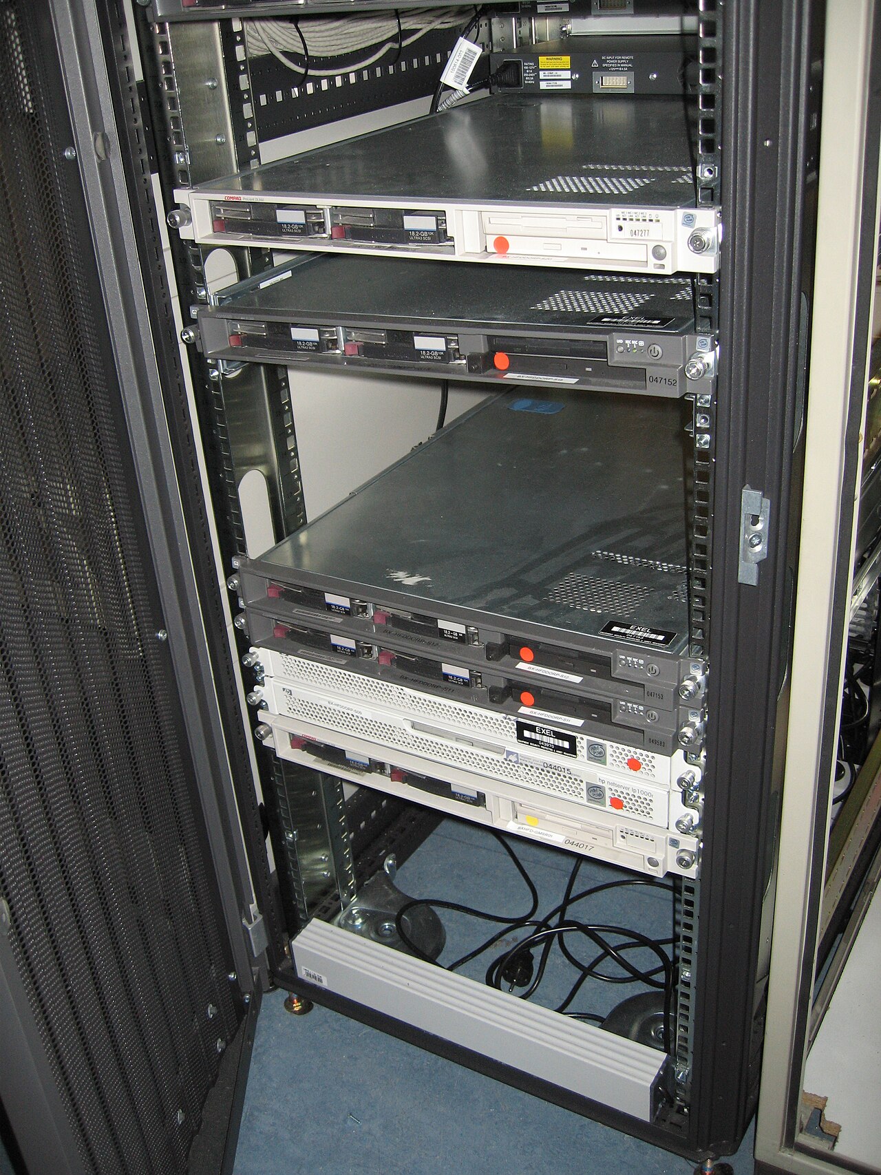Server rack holes - IMG 3429