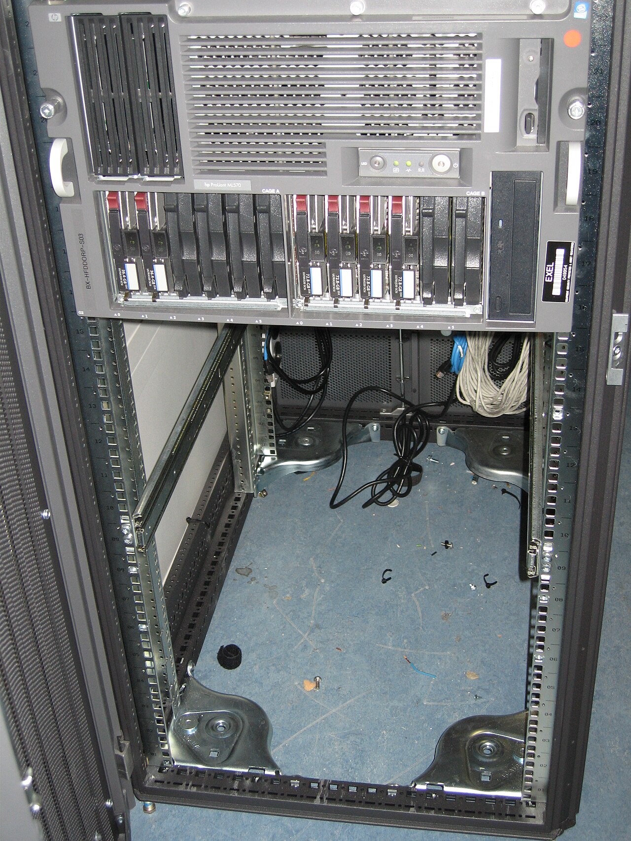 Server rack gap - IMG 3431