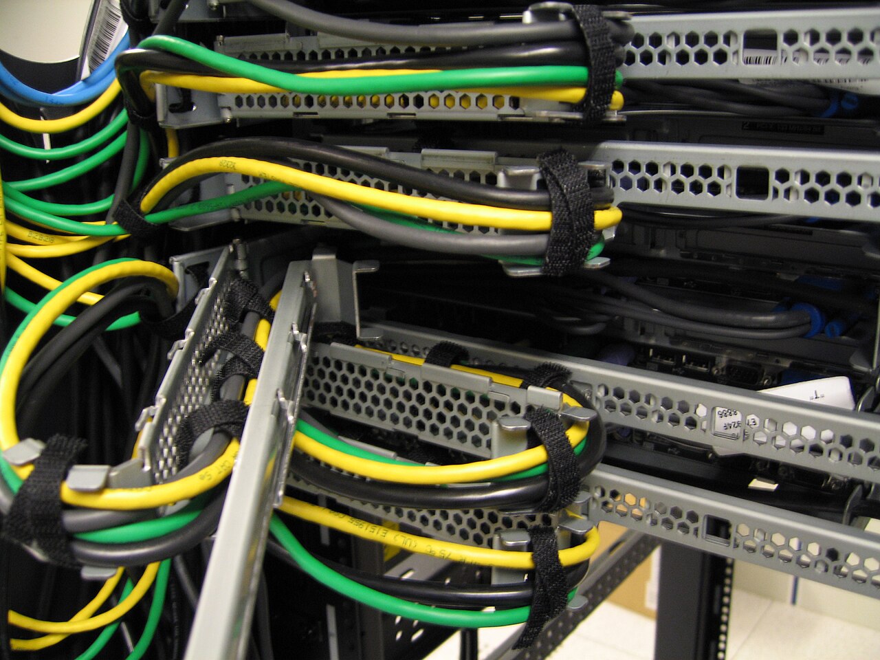 IBM server rack guiderails - IMG 0565