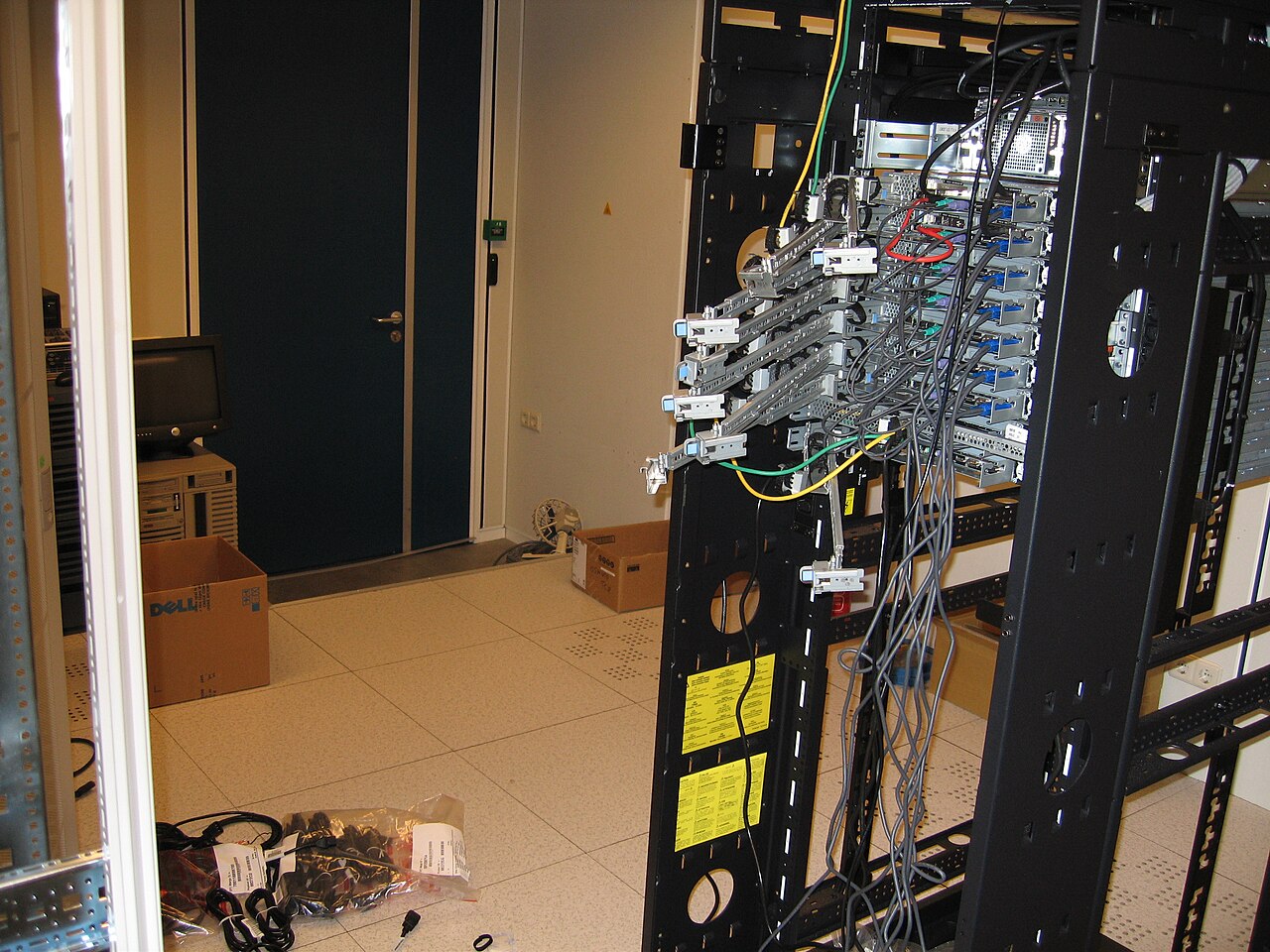 IBM server rack internals - IBM rack server serverroom xseries xseries 336 - IMG 0556