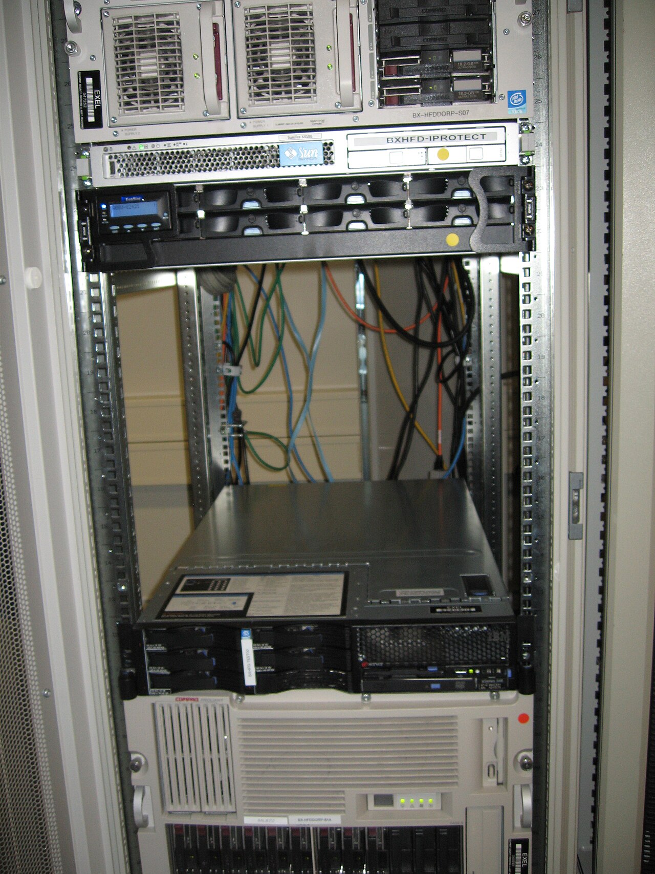 Server rack hole - IMG 3430